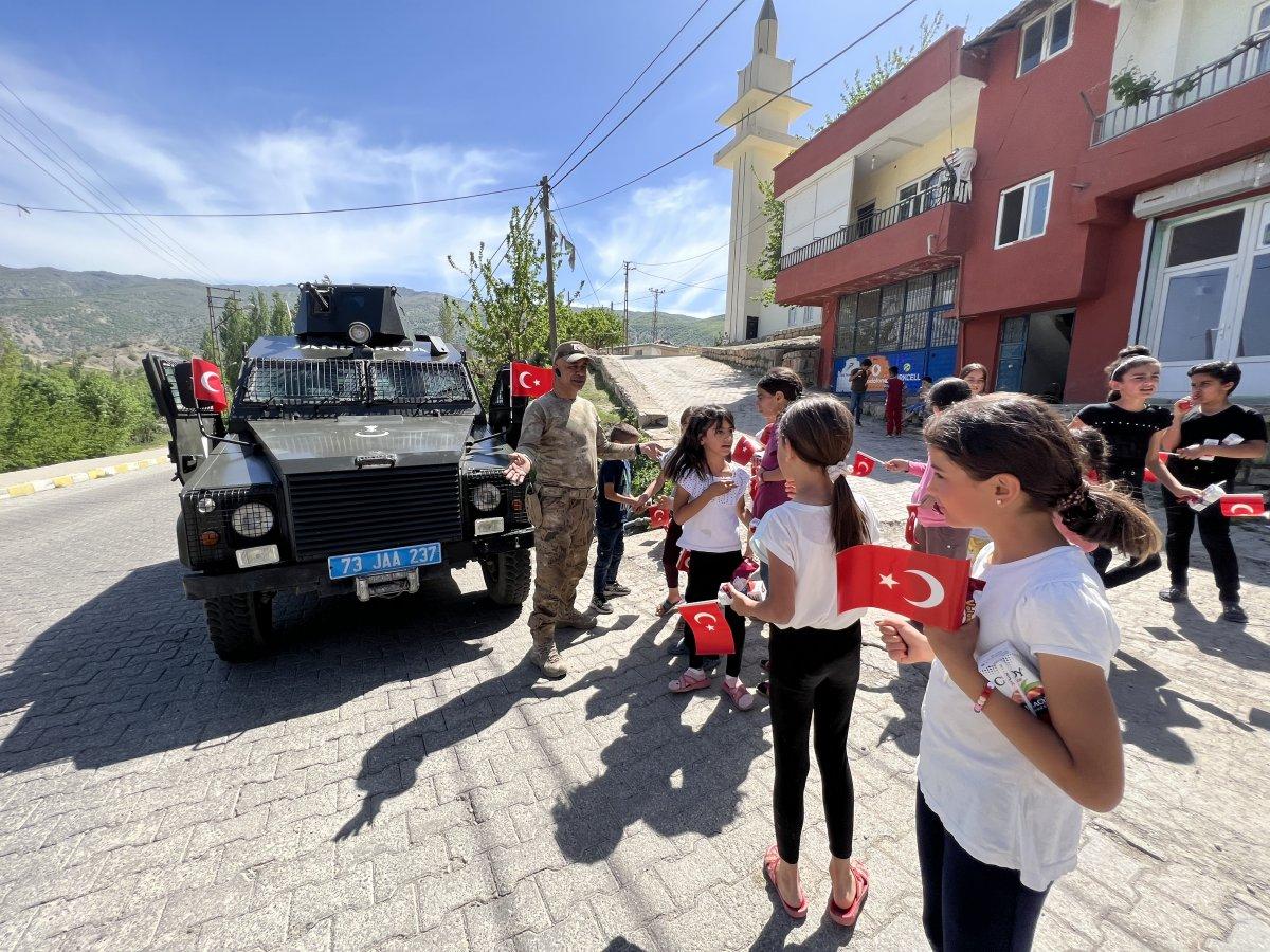 Şırnak'ta jandarma ekipleri, çocuklara hediyeler dağıttı