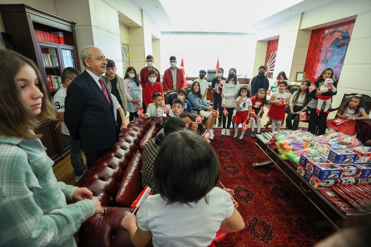 Kemal Kılıçdaroğlu ziyaretine gelen çocuklara Nutuk dağıttı