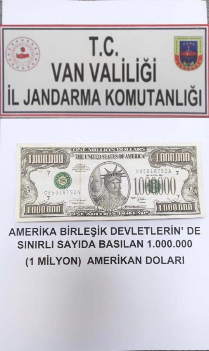 Van’da ticari takside 1 milyon dolarlık banknot bulundu