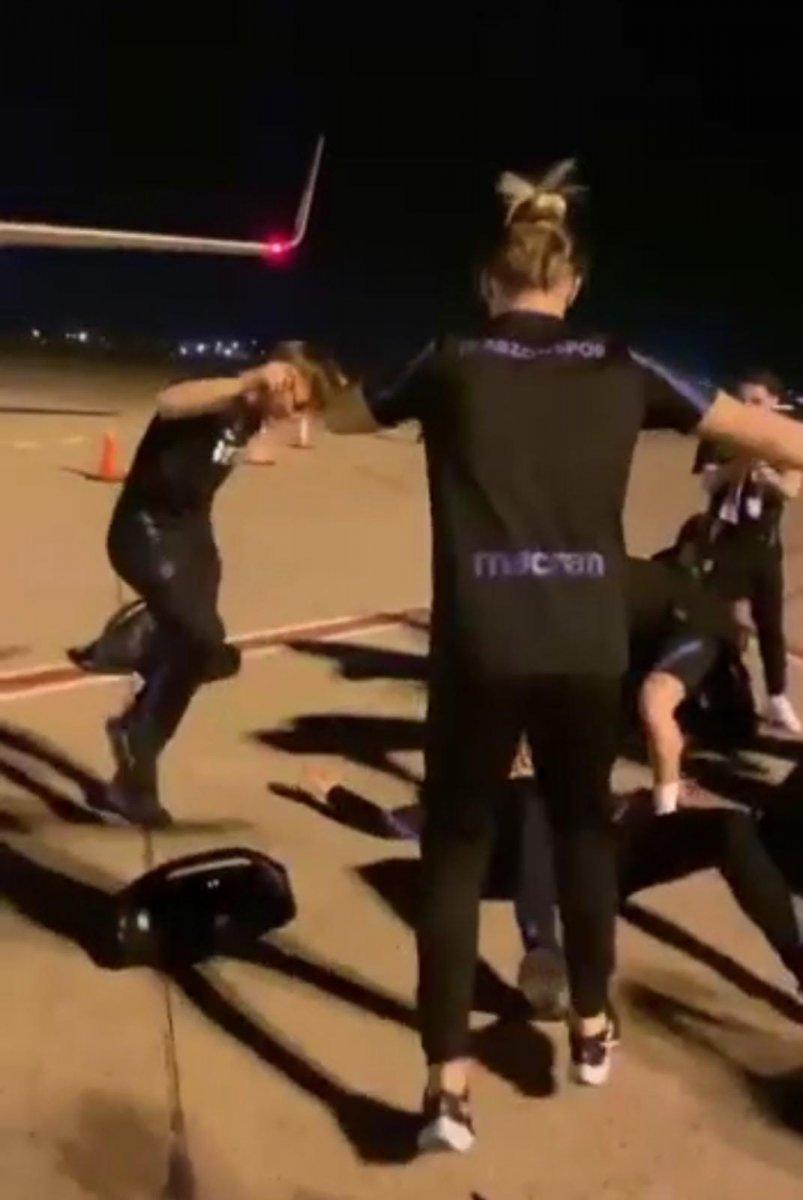 Trabzonsporlu futbolcular havalimanında kolbastı oynadı