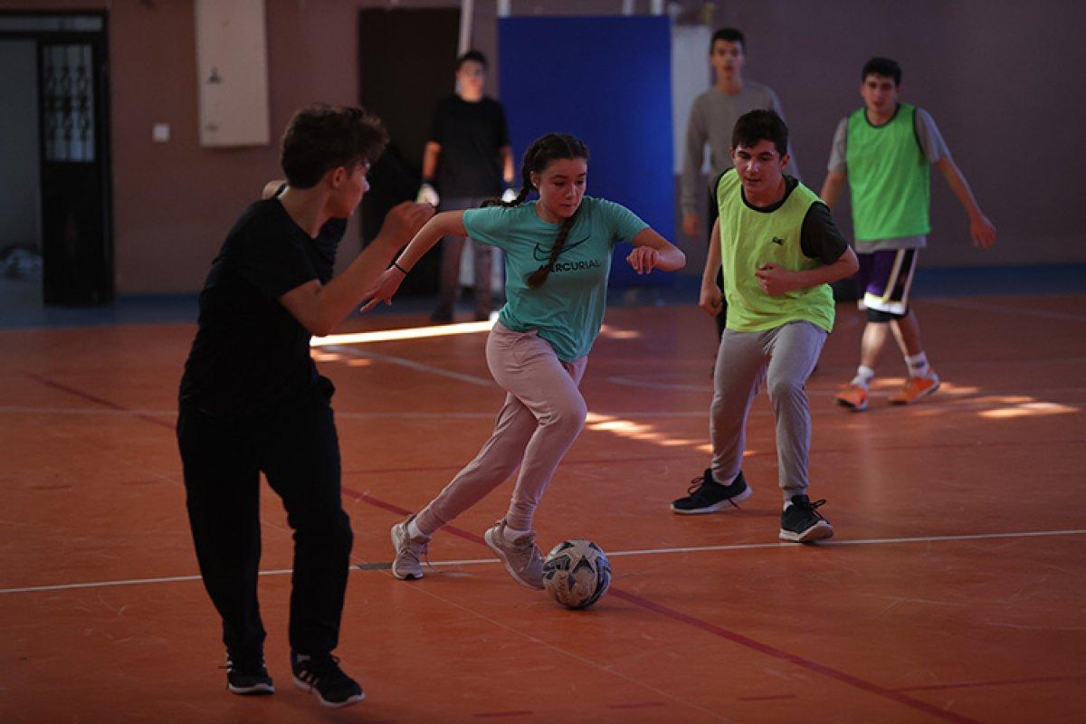 Edirne'de lise öğrencisi Elif, doktor ve futbolcu olmak istiyor