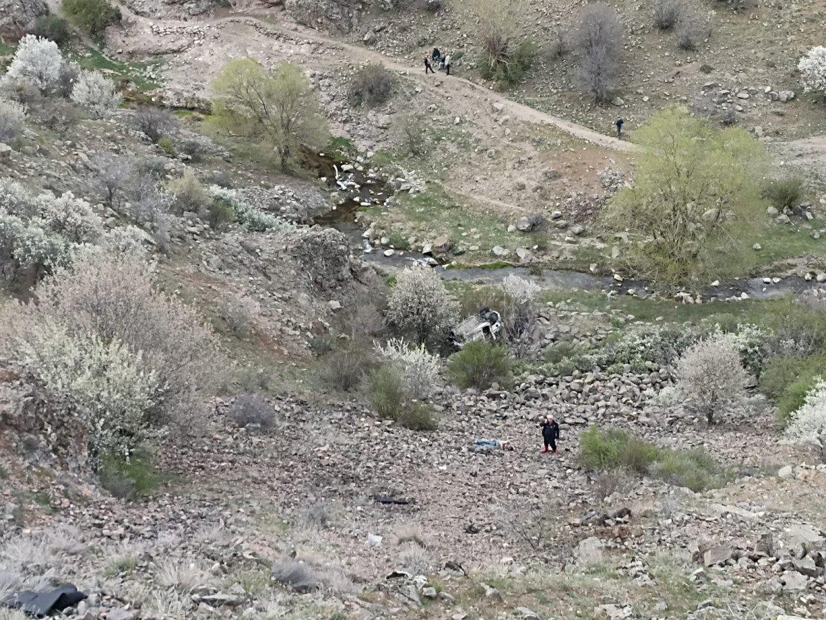 Ankara’da araç uçuruma yuvarlandı: 2 ölü