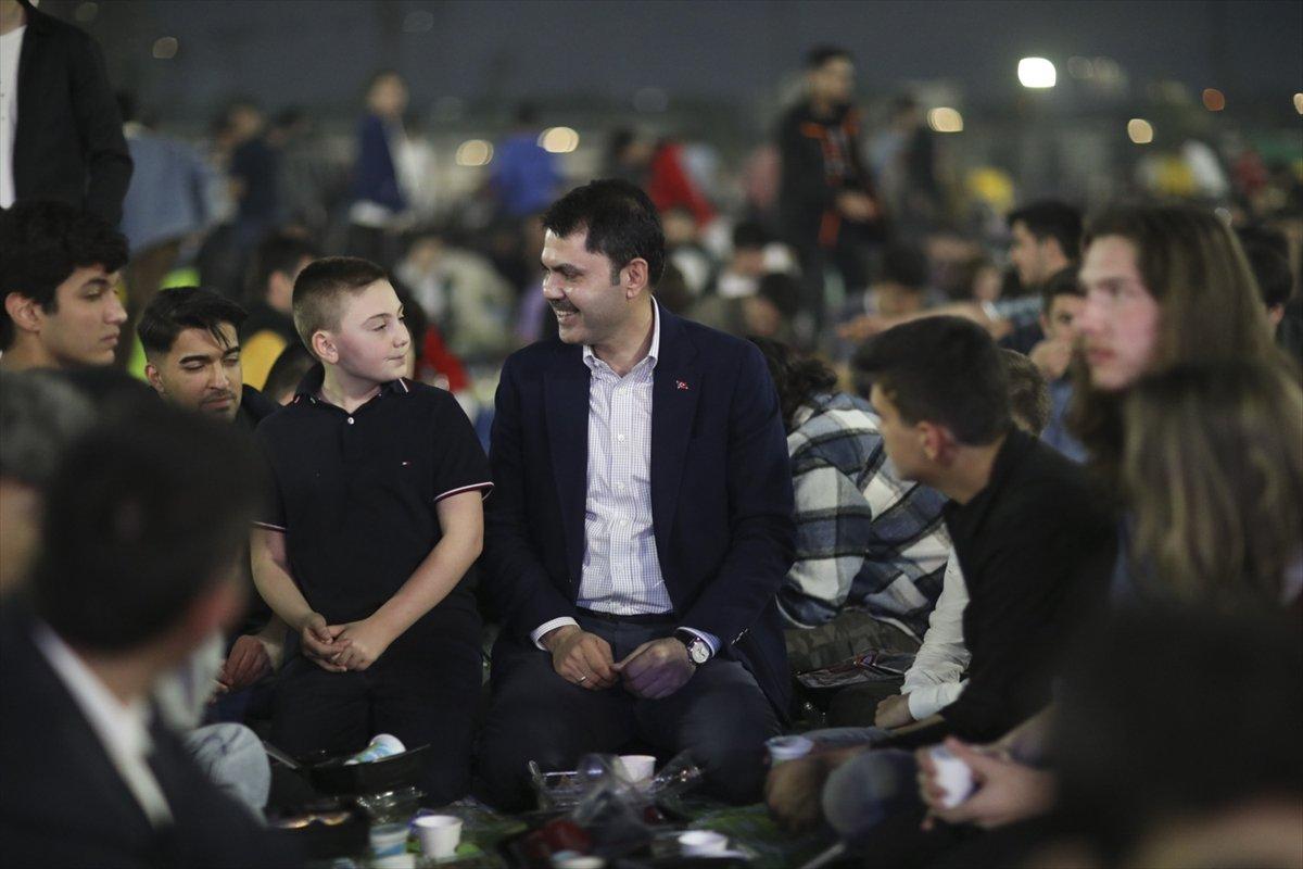 Murat Kurum, gençlerle iftar yaptı