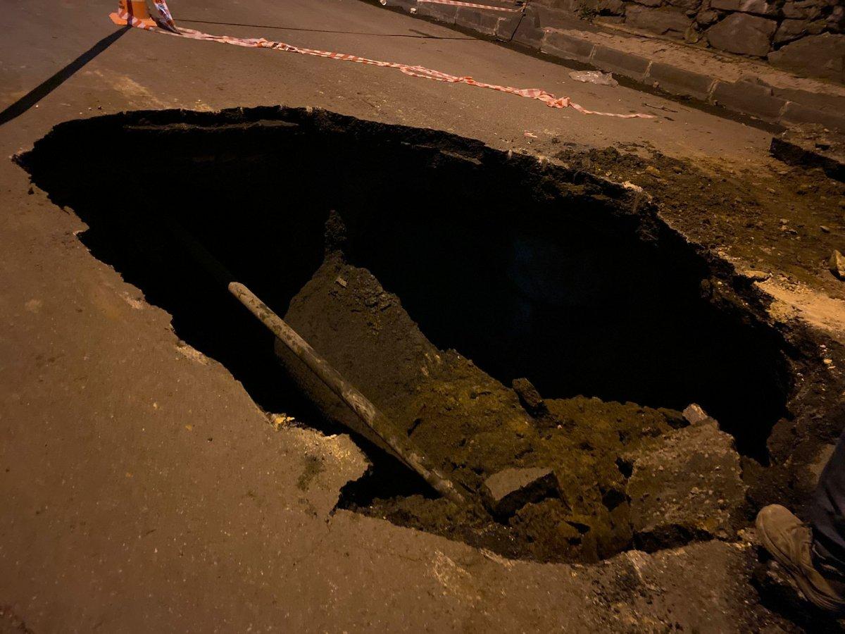 Şişli'de çöken yol, kanalizasyon kokusu yaydı