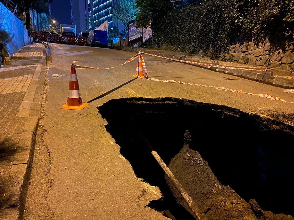 Şişli'de çöken yol, kanalizasyon kokusu yaydı