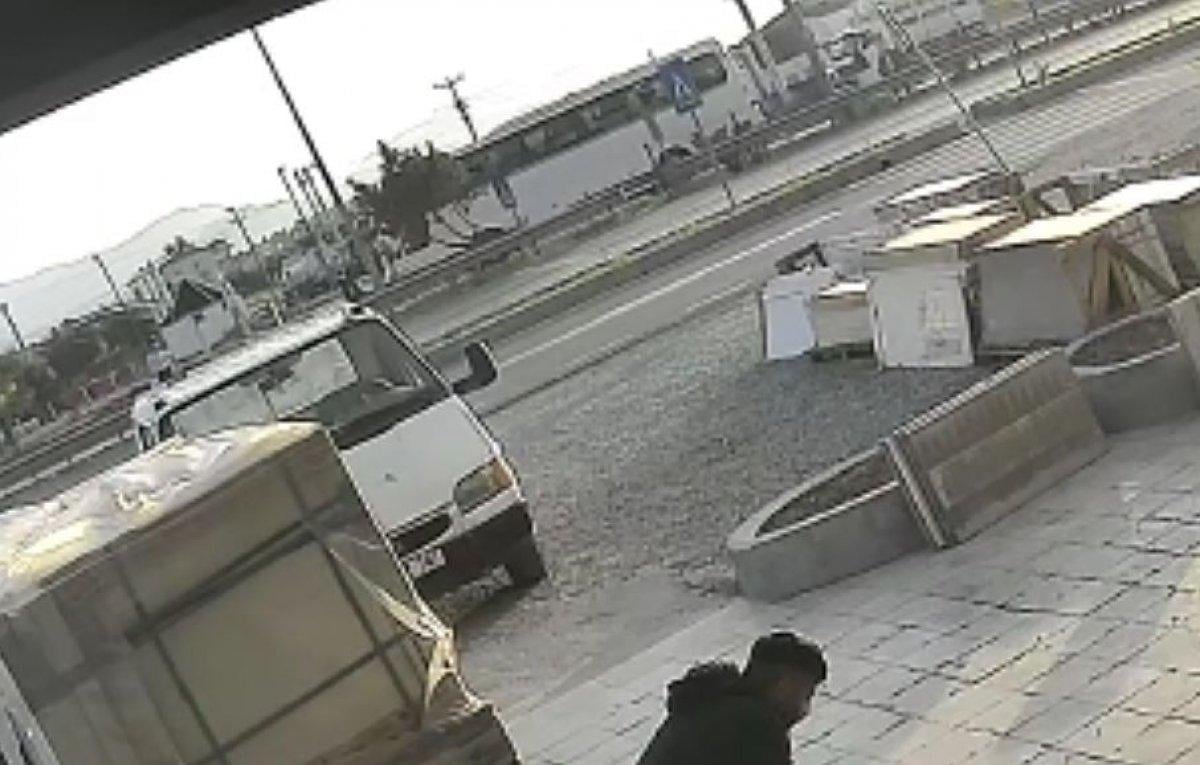 Antalya’da 24 yaşındaki genç, koşarak geçmek istediği yolda öldü