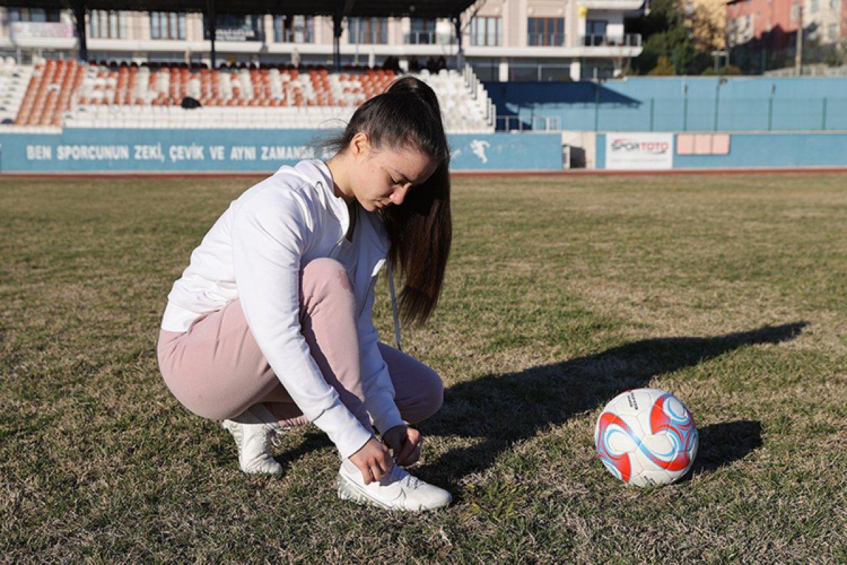 Edirne'de lise öğrencisi Elif, doktor ve futbolcu olmak istiyor