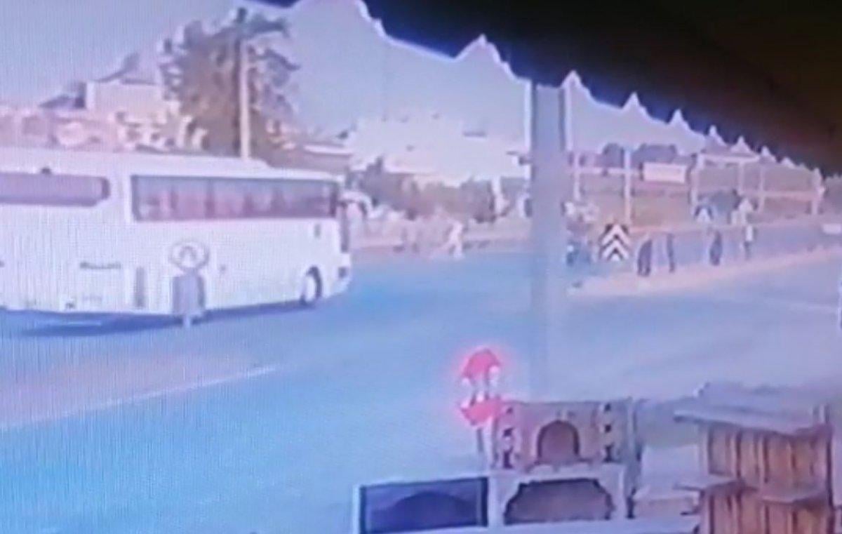 Antalya’da 24 yaşındaki genç, koşarak geçmek istediği yolda öldü