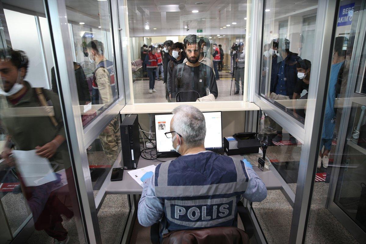 Kaçak Afganların ülkelerine dönüşleri sürüyor