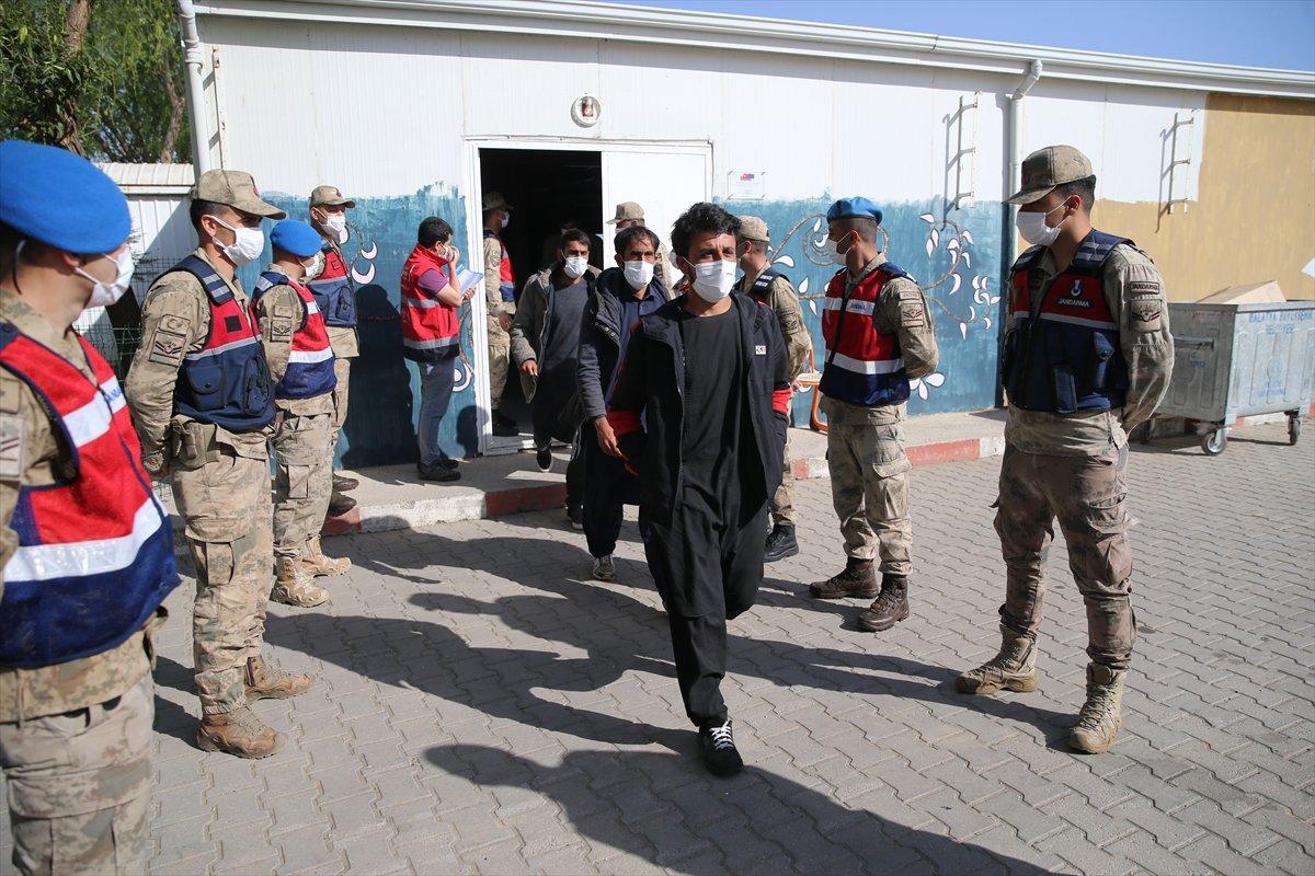 Kaçak Afganların ülkelerine dönüşleri sürüyor