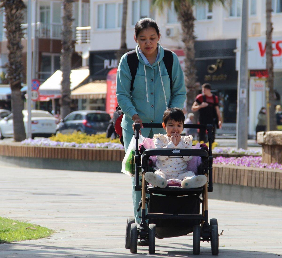 Antalya'da kalan Kazakistanlı anneden hasta kızı için yardım çağrısı