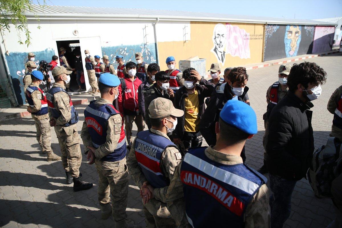 Kaçak Afganların ülkelerine dönüşleri sürüyor