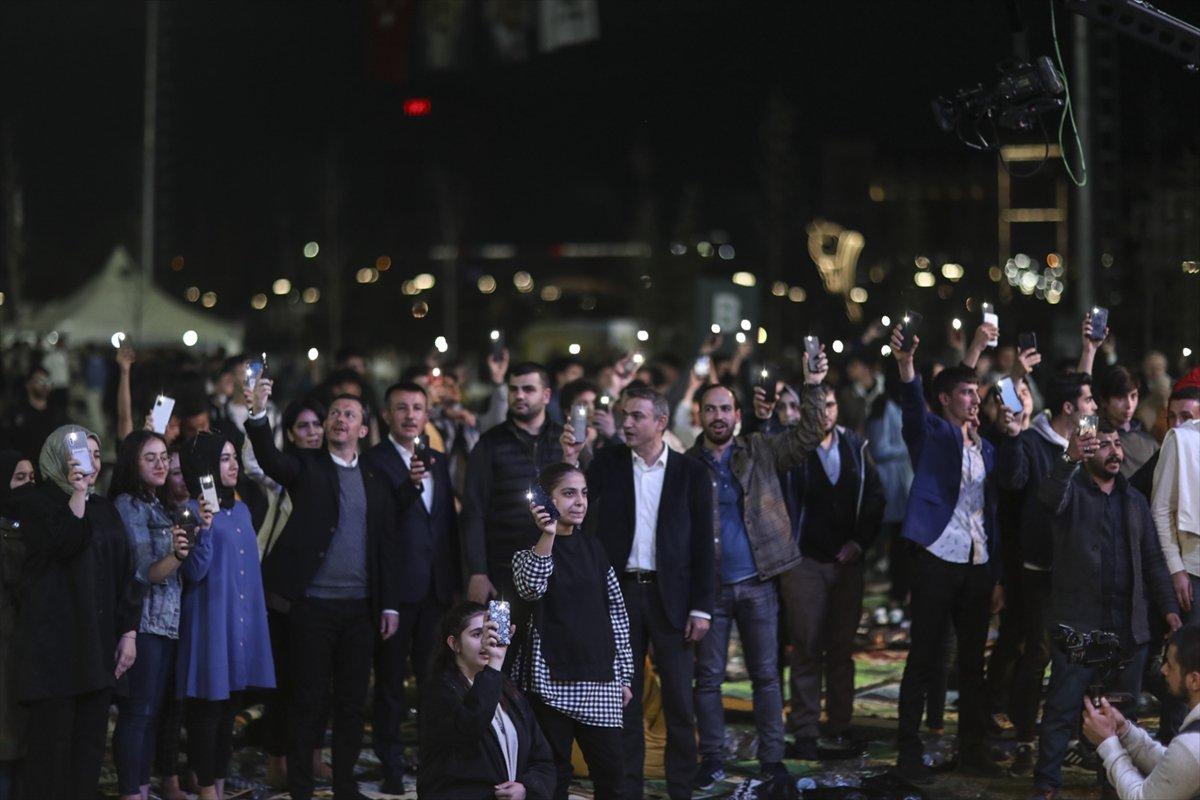 Murat Kurum, gençlerle iftar yaptı