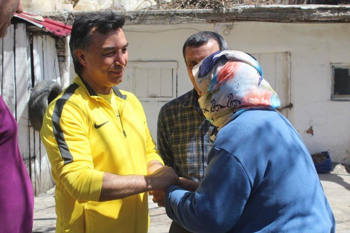 Malatya'da polis ekipleri, yaşlı kadının bahçesini çapaladı