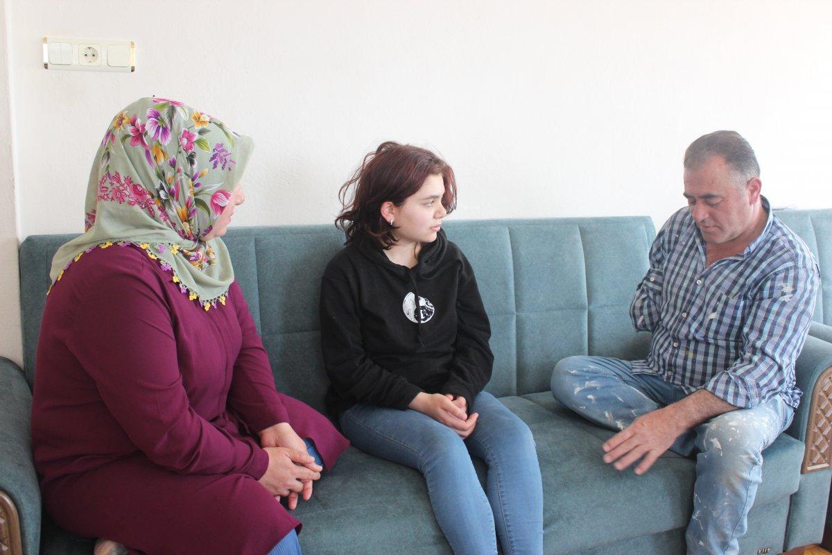 Kastamonu'da engelli baba, kızının yaşaması için tek kolu ile boyacılık yapıyor