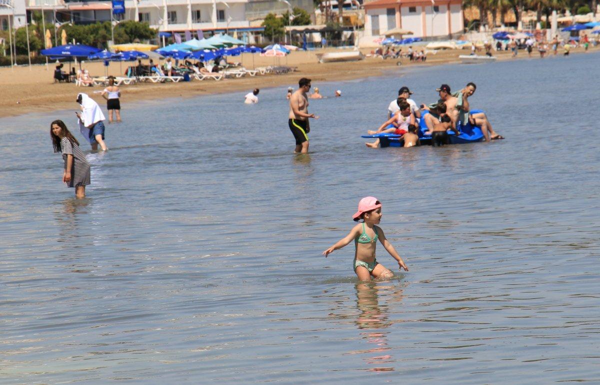 Mersin’de sıcağı gören denize koştu