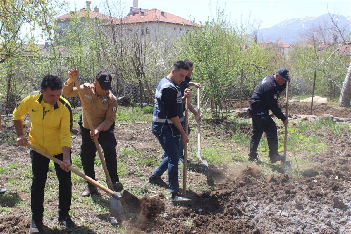Malatya'da polis ekipleri, yaşlı kadının bahçesini çapaladı