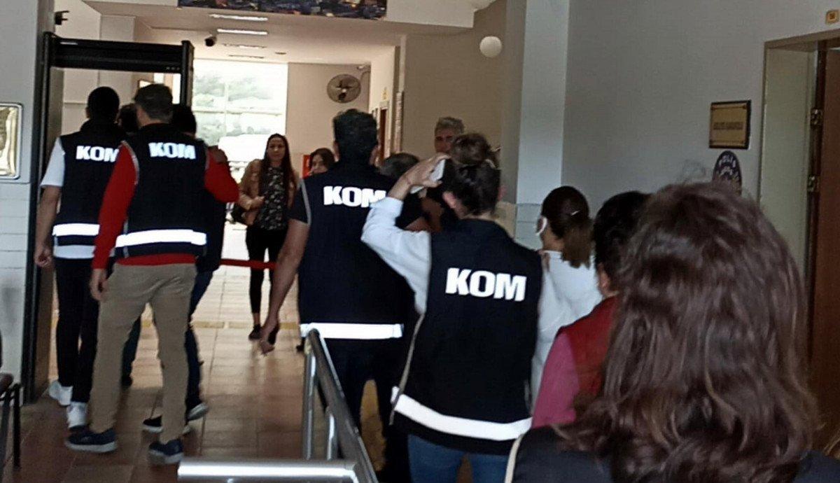 Muğla'da, 80 milyon lira dolandırdığı iddia edilen kadının develerine el konuldu