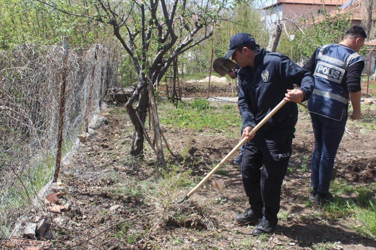 Malatya'da polis ekipleri, yaşlı kadının bahçesini çapaladı