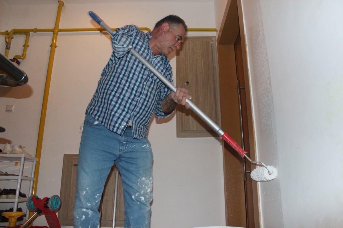 Kastamonu'da engelli baba, kızının yaşaması için tek kolu ile boyacılık yapıyor