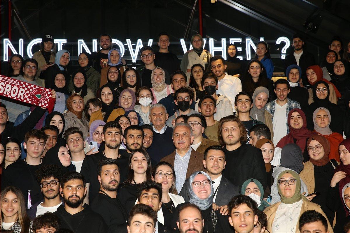Binali Yıldırım, gençlerle bir araya geldi