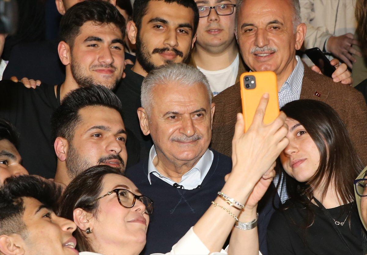 Binali Yıldırım, gençlerle bir araya geldi
