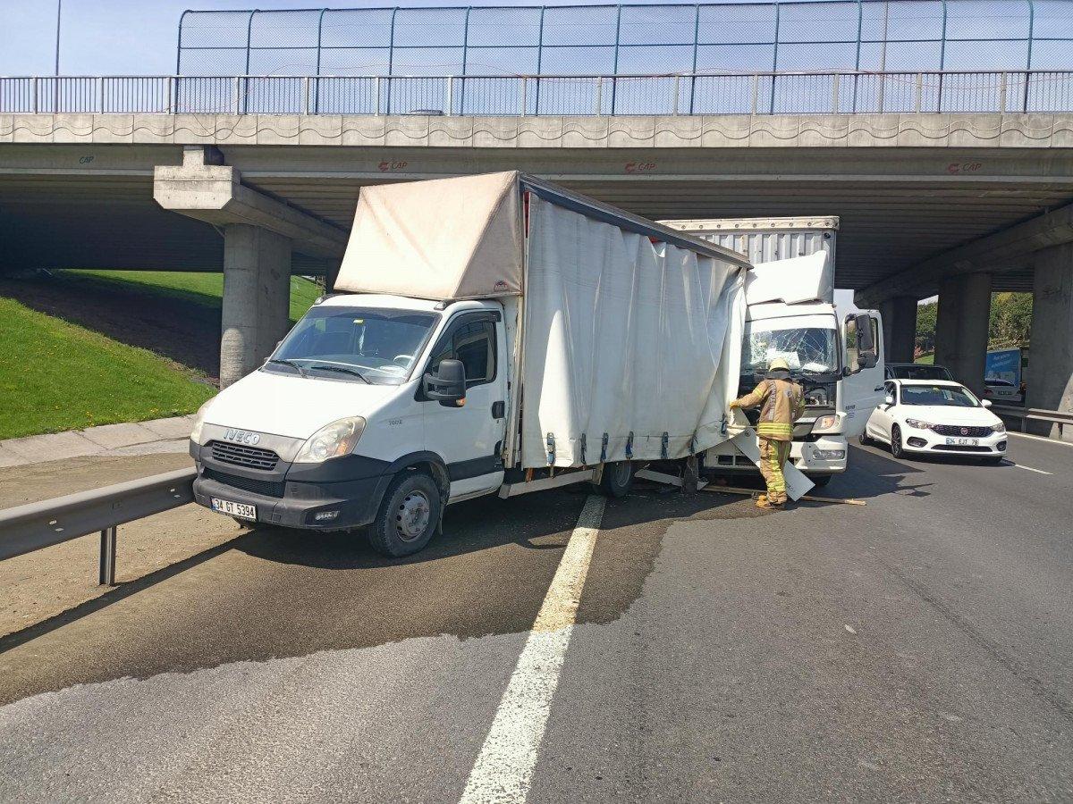 İstanbul'da, kimyasal yüklü kamyonet kaza yaptı