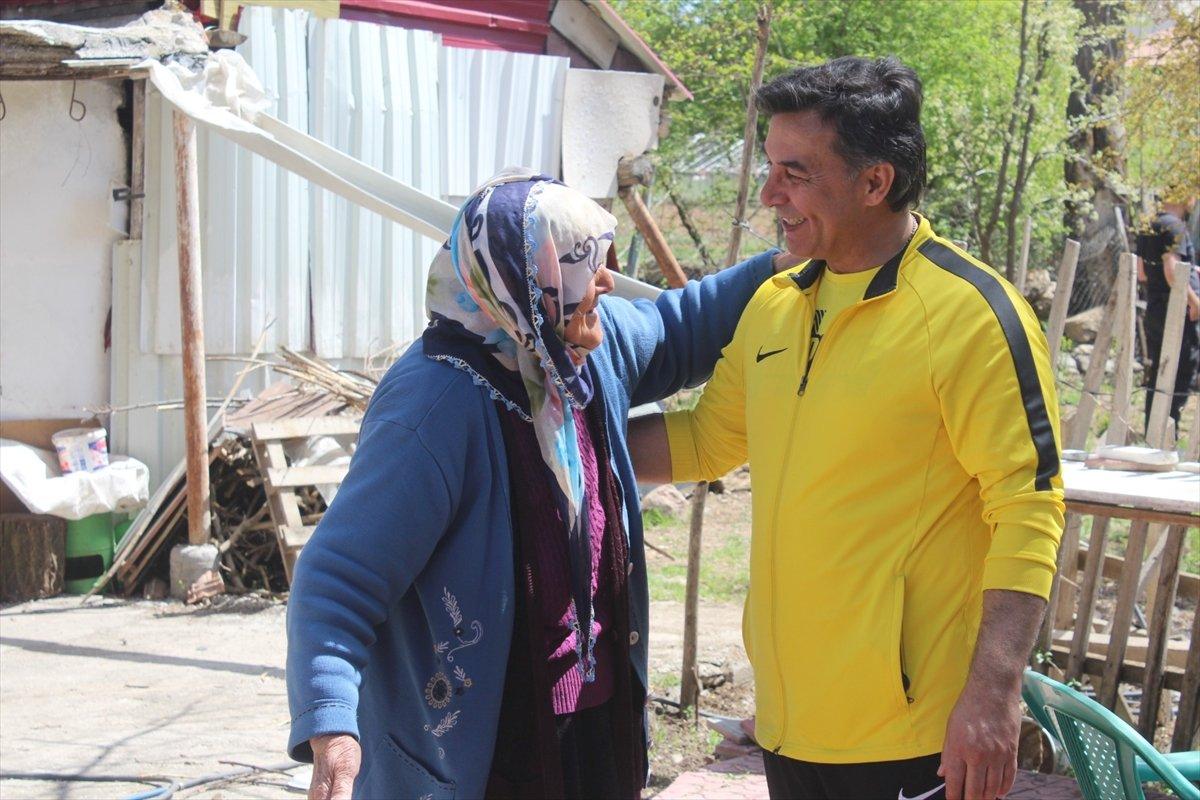 Malatya'da polis ekipleri, yaşlı kadının bahçesini çapaladı