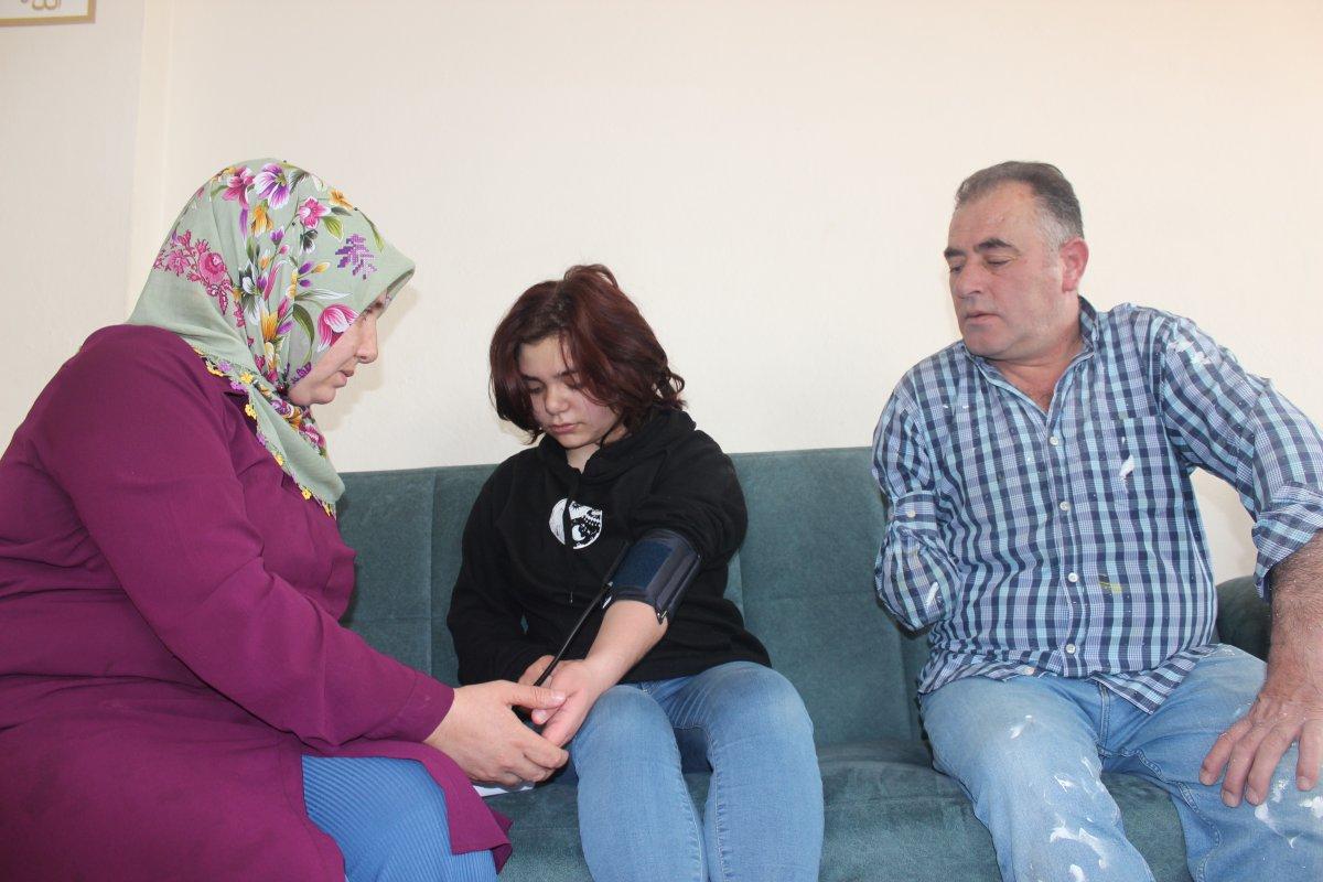 Kastamonu'da engelli baba, kızının yaşaması için tek kolu ile boyacılık yapıyor