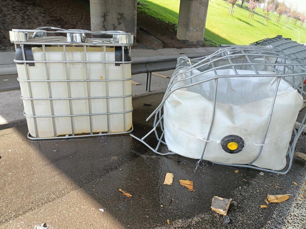 İstanbul'da, kimyasal yüklü kamyonet kaza yaptı