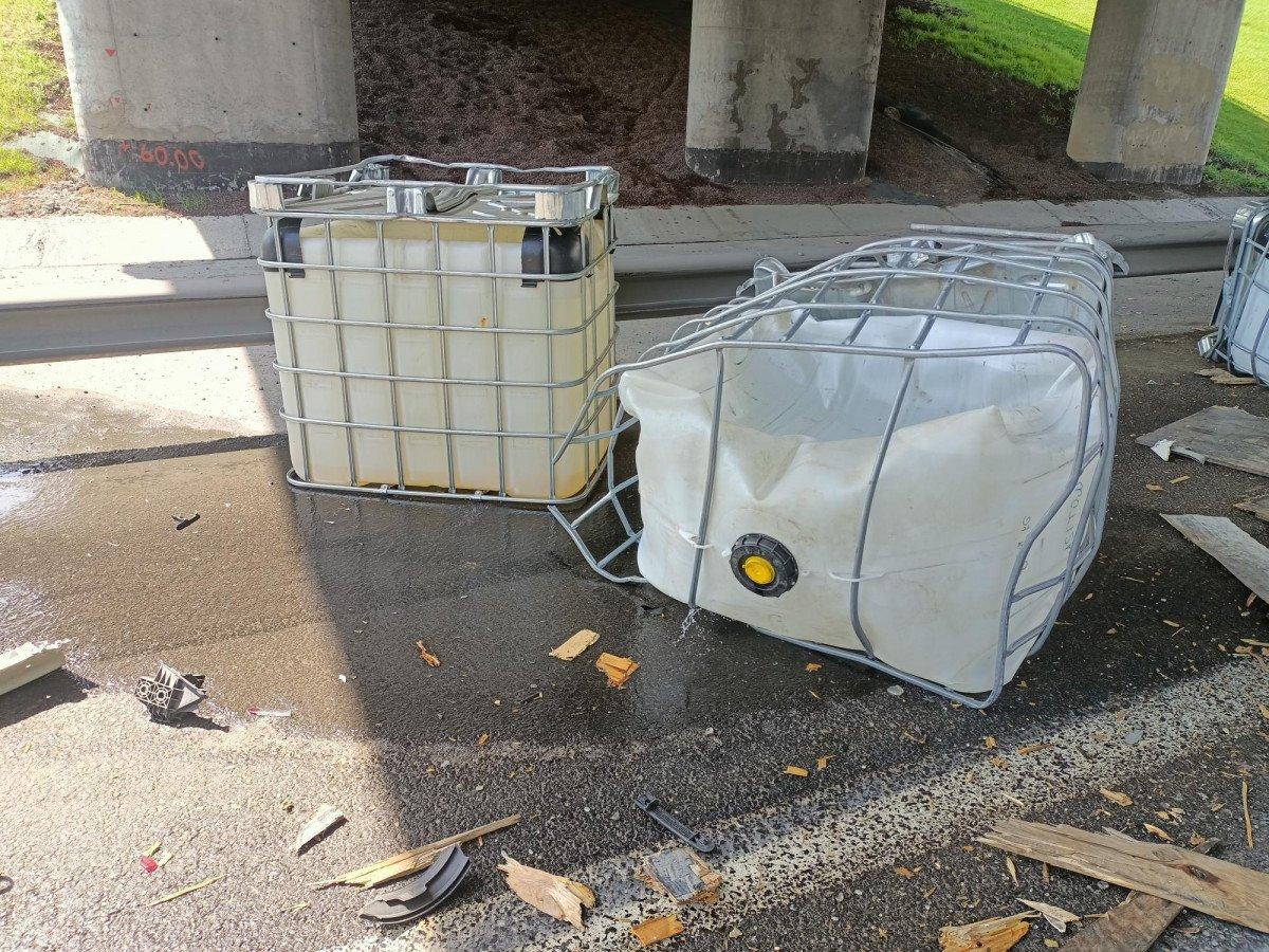 İstanbul'da, kimyasal yüklü kamyonet kaza yaptı