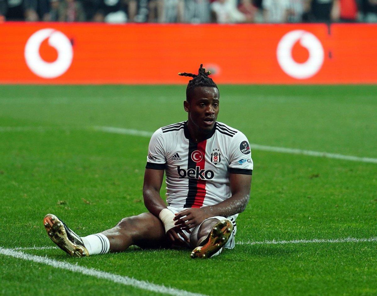 Batshuayi oyundan çıkarken ıslıklandı