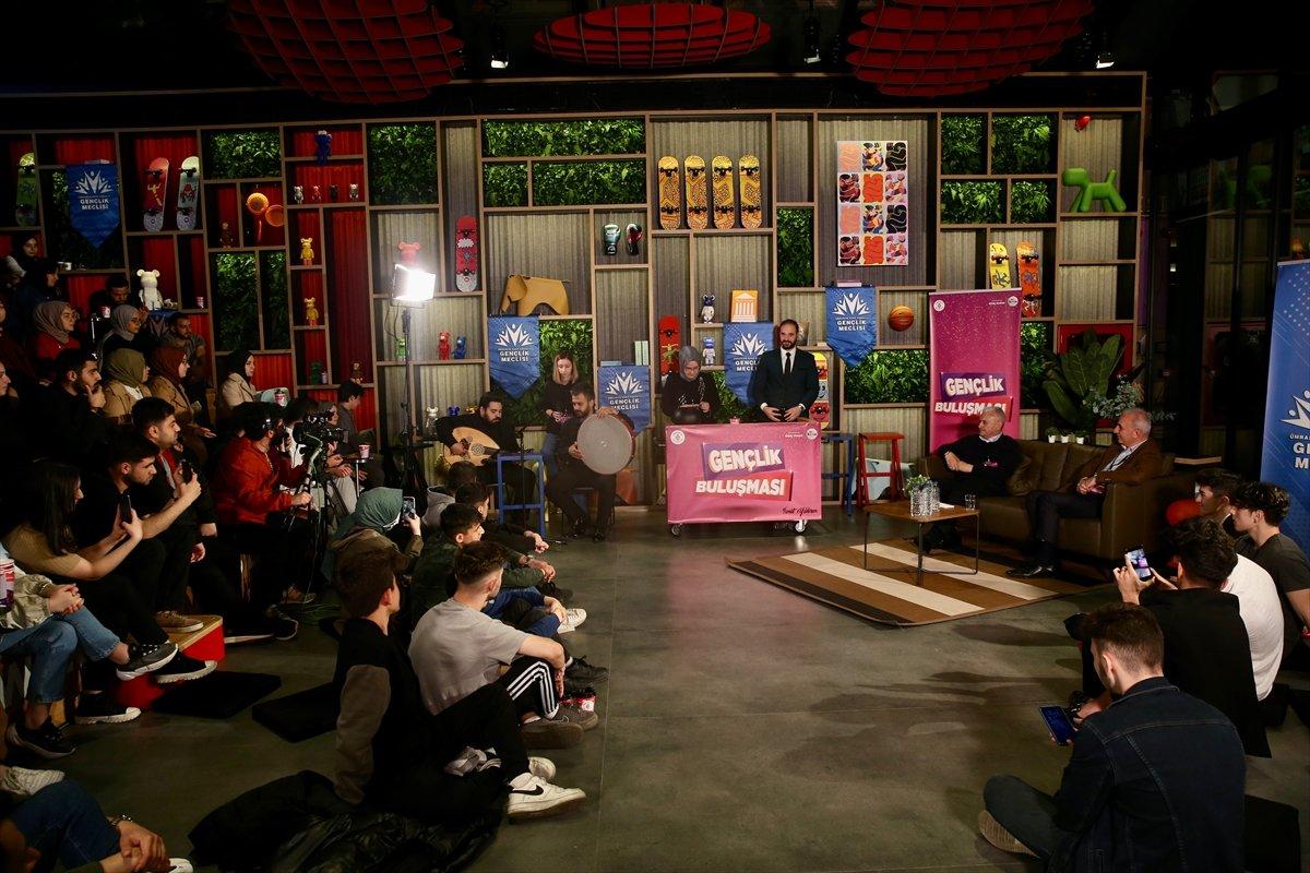 Binali Yıldırım, gençlerle bir araya geldi