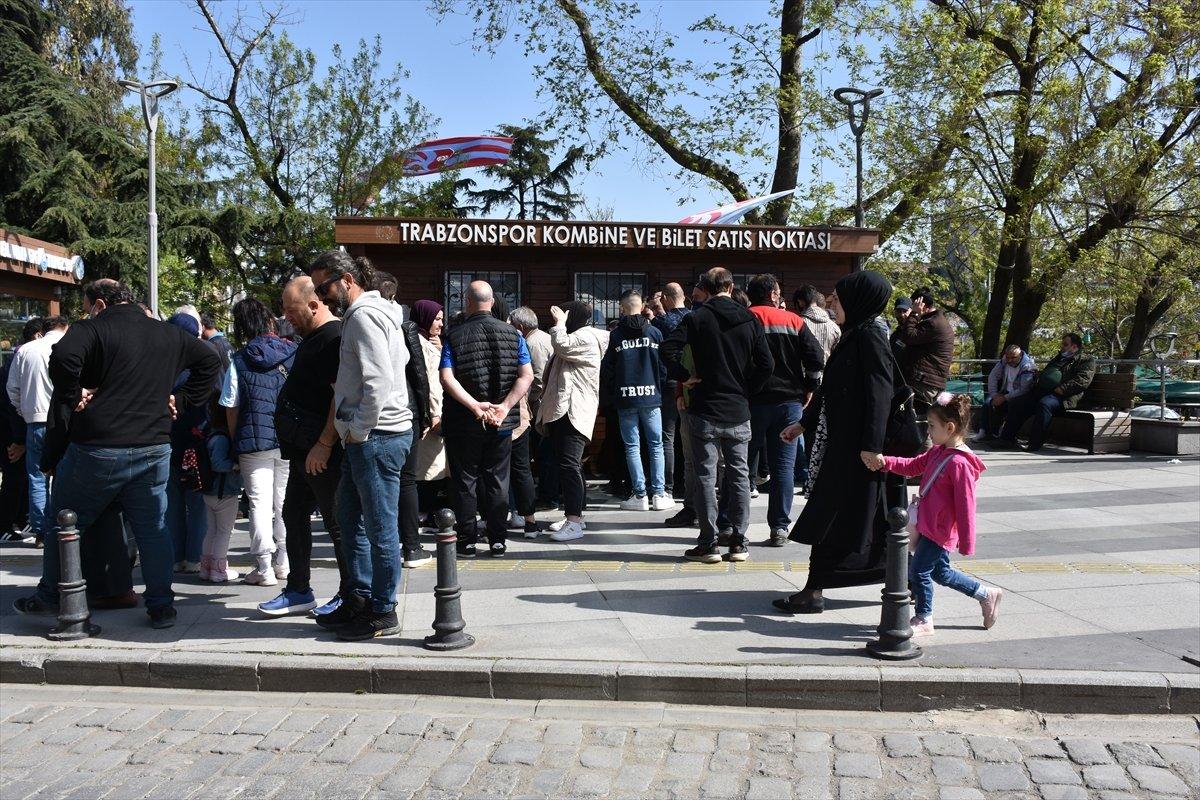 Trabzon'da Antalya maçı için bilet kuyruğu oluştu