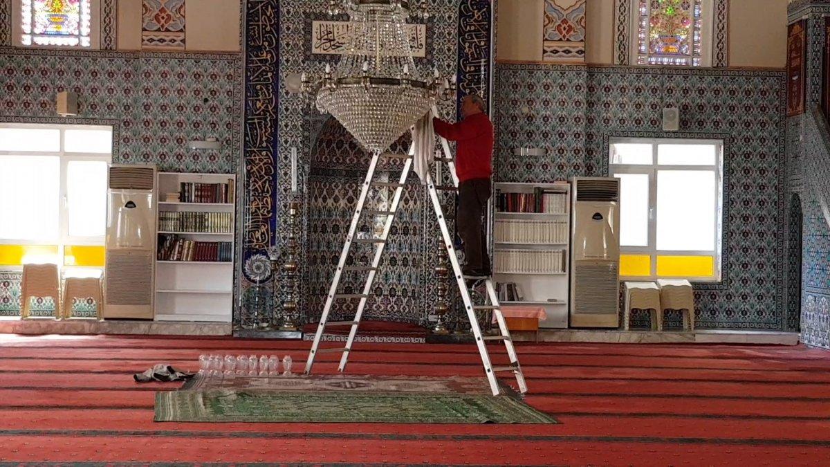 Yalova’da gördüğü avizeyi temizleyen emekli şaşırtıyor