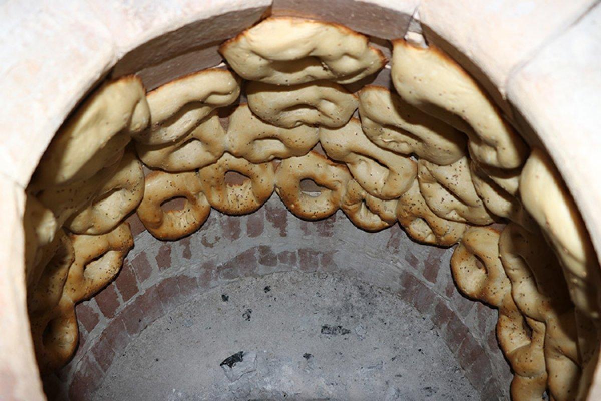 Siirt'in meşhur kuru ekmeği ıslatılarak yeniyor