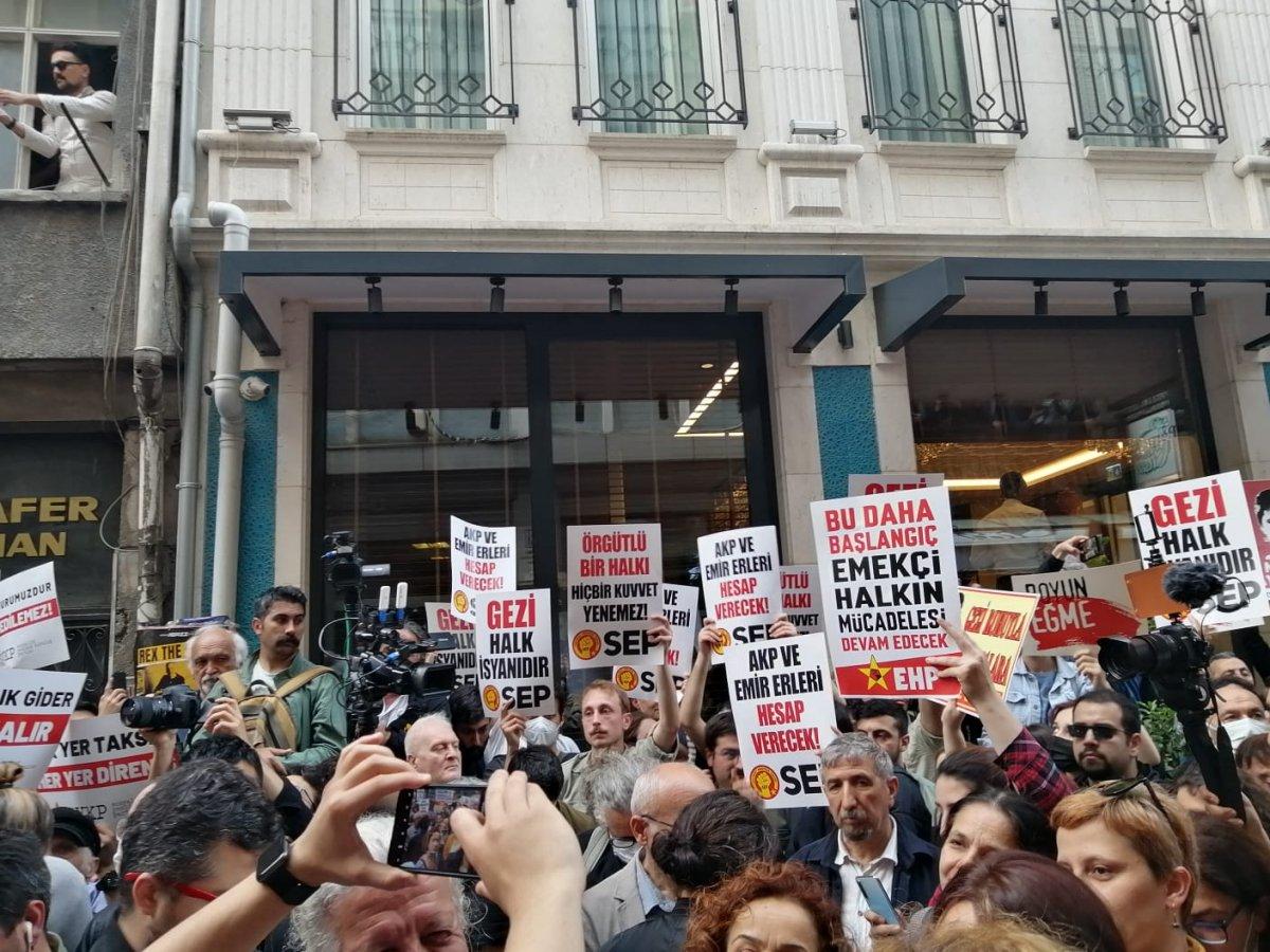 Gezi parkı davası sonrası yapılan eylemlerde açılan pankartlar dikkat çekti