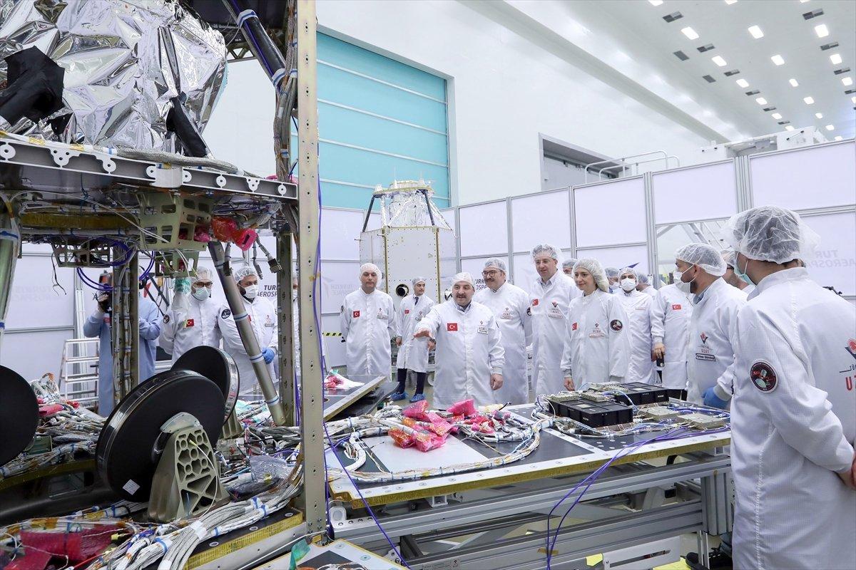 Mustafa Varank, milli gözlem uydusu İMECE'yi inceledi