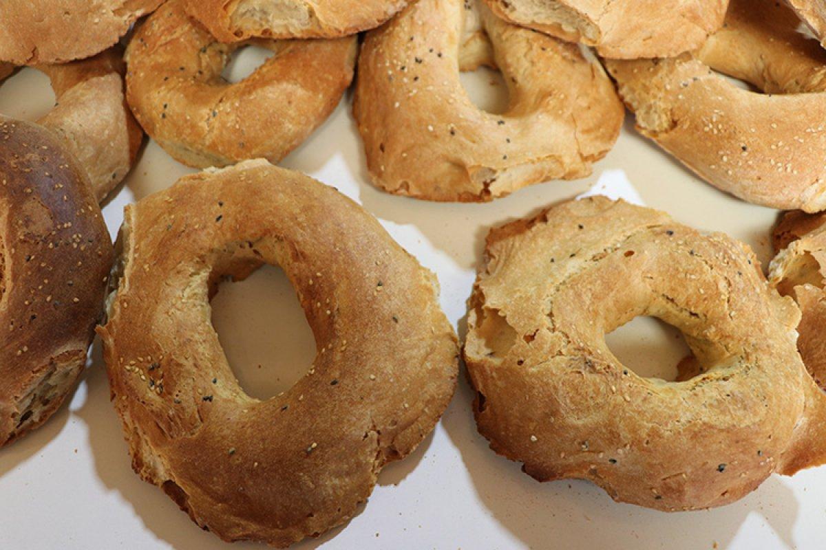 Siirt'in meşhur kuru ekmeği ıslatılarak yeniyor