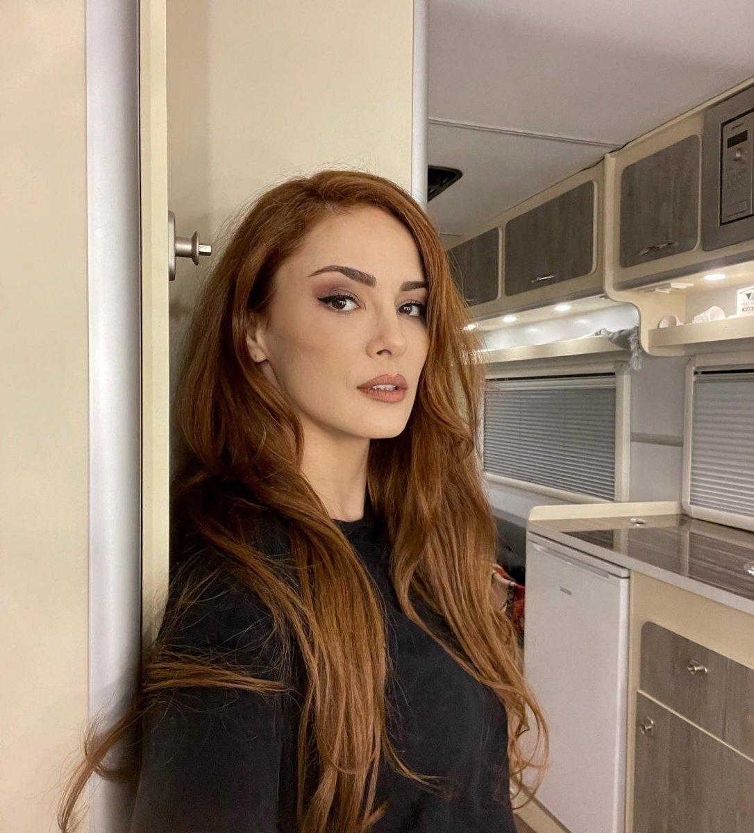 Mine Tugay'ın mini etekli paylaşımına beğeni yağdı