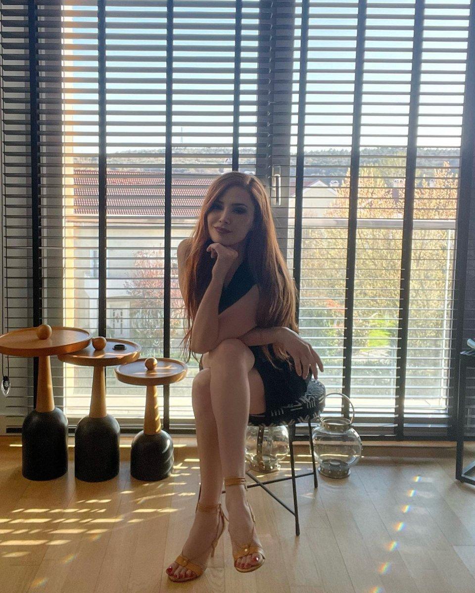 Mine Tugay'ın mini etekli paylaşımına beğeni yağdı