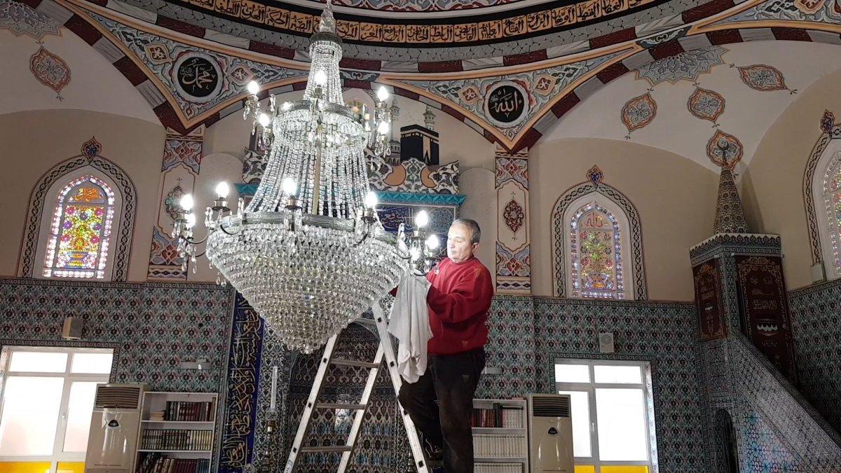 Yalova’da gördüğü avizeyi temizleyen emekli şaşırtıyor