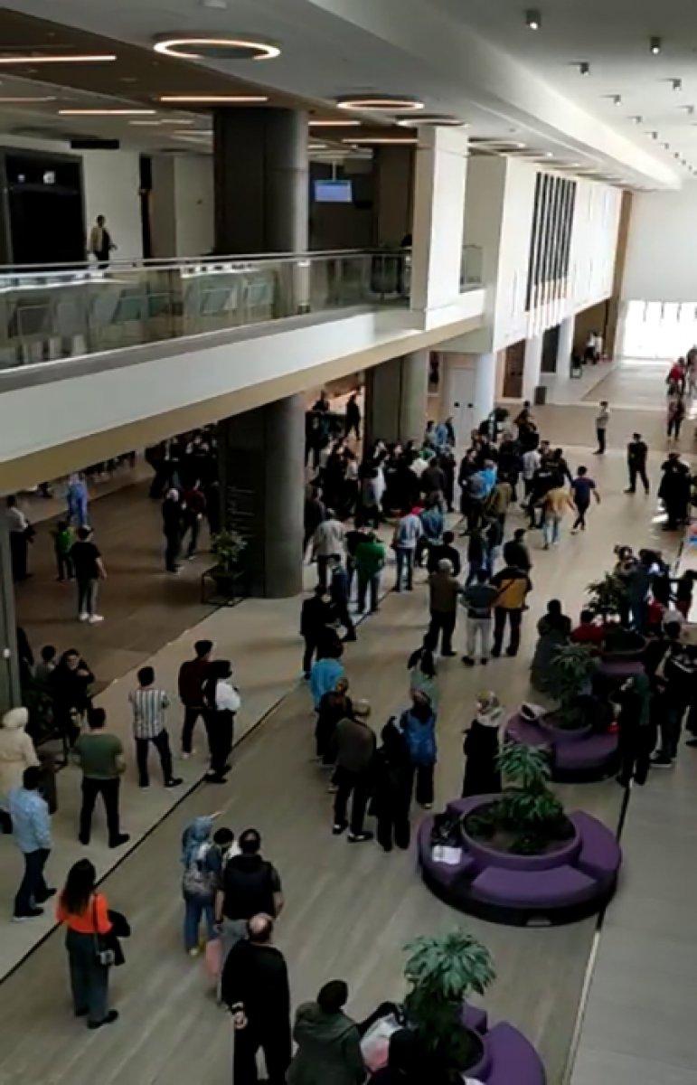 Başakşehir’de hasta yakını, hastaneyi birbirine kattı