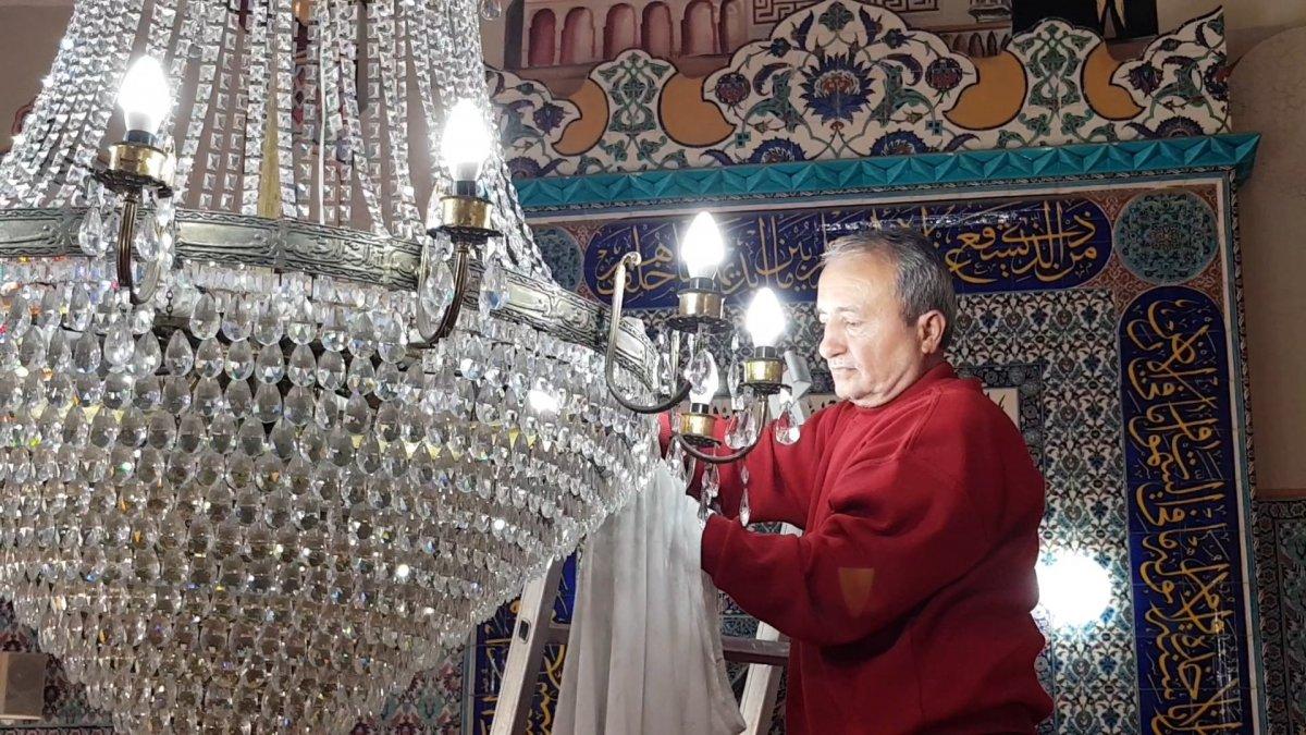 Yalova’da gördüğü avizeyi temizleyen emekli şaşırtıyor