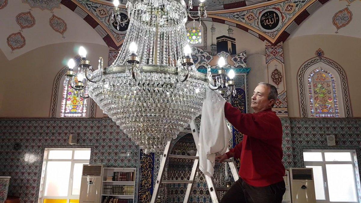 Yalova’da gördüğü avizeyi temizleyen emekli şaşırtıyor