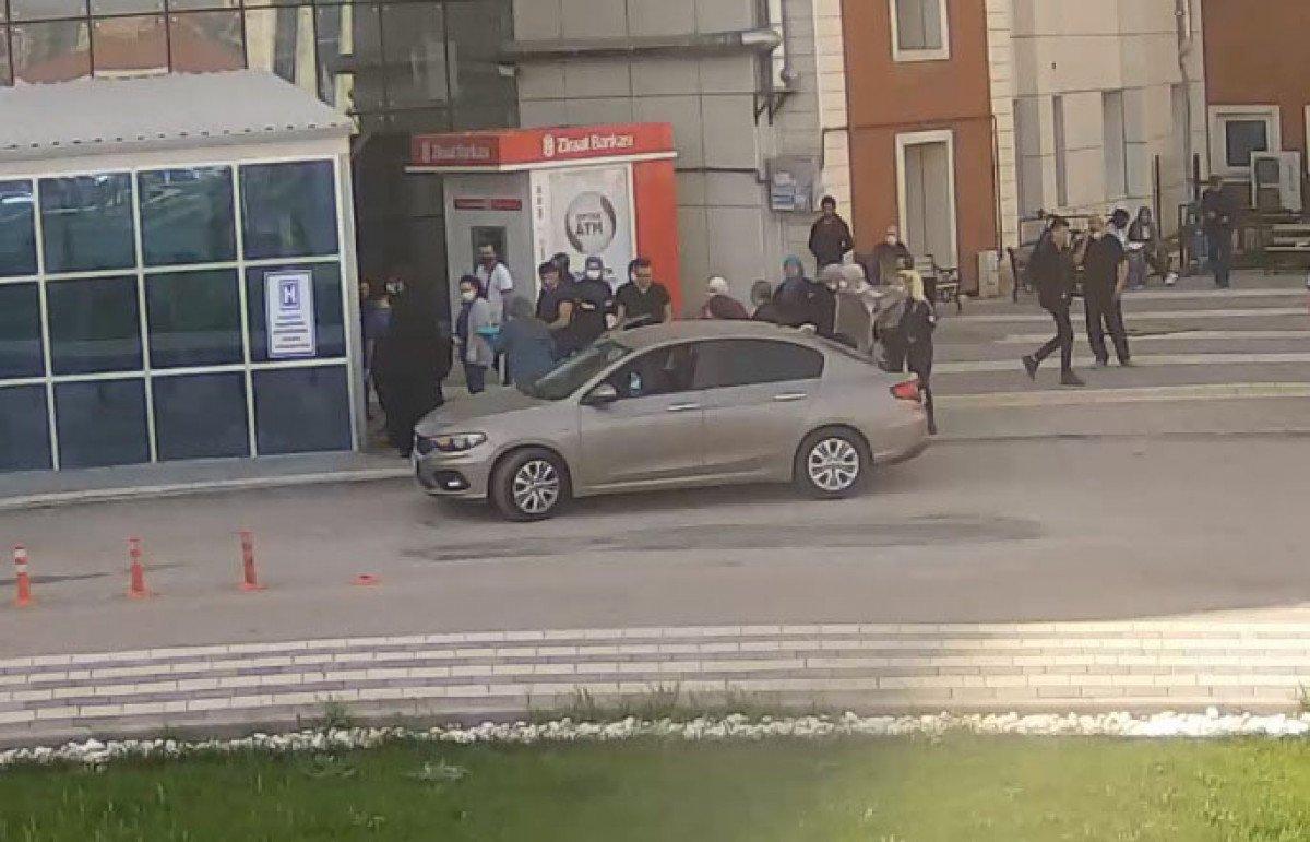 Sivaslı anne hastaneye giremeden doğum yaptı