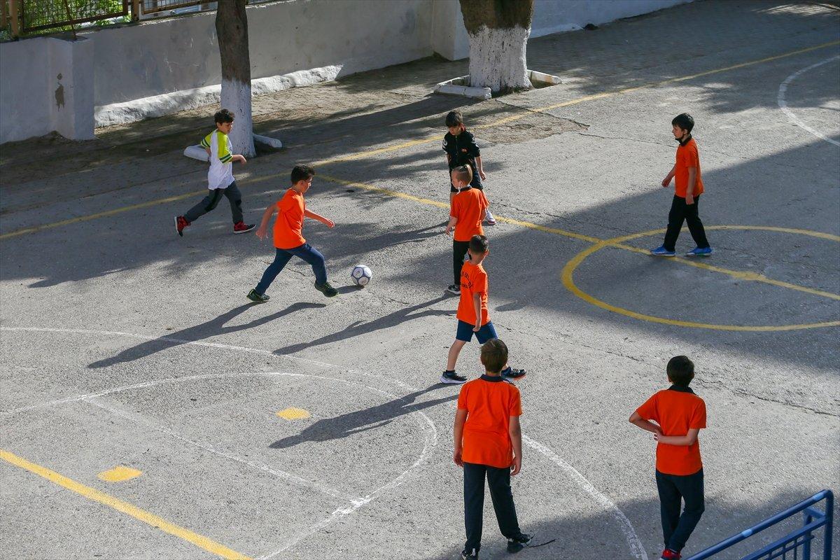 Öğrenciler maskeleri çıkardı