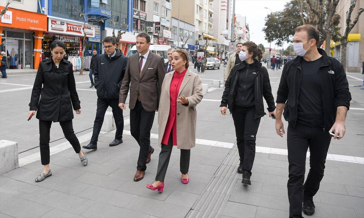 Görevden alınan Uşak Valisi Funda Kocabıyık'ın vatandaşa fırça attığı görüntüler