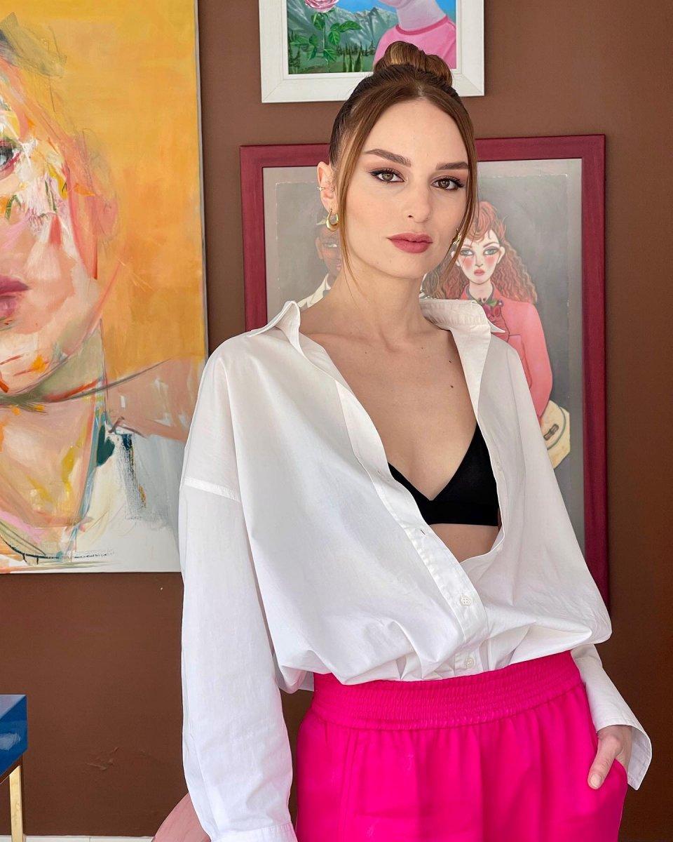 Nilperi Şahinkaya, gömleğinin düğmelerini açık bıraktı