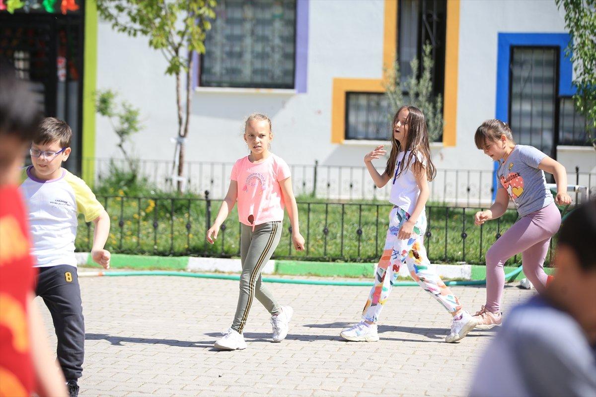 Öğrenciler maskeleri çıkardı